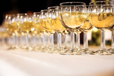 Masada bir kadeh şampanya. seçici odak 