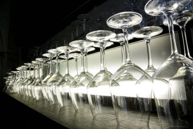 Restoranda boş şarap bardakları var. 