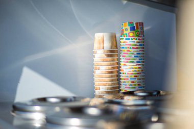 Renkli kağıt bardakların yakın plan çekimi.