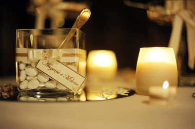 Alyanslar masada. Alyanslar ve mumlar. 