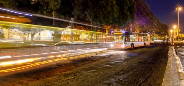 Gece şehrinde tramvay var. 