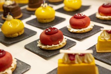 Restorandaki masada farklı tipte pastalar var. 