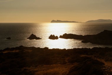 Gün batımını dağlarda okyanusun üzerinde 