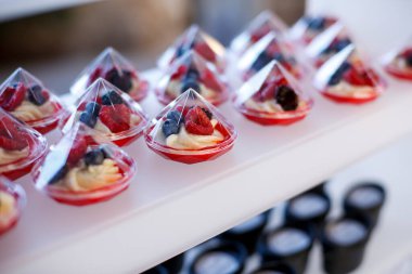 Açık büfe masasında meyveli tatlı. 