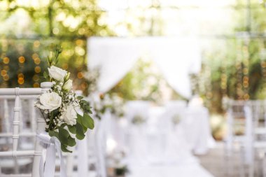 Masada çiçekler ve yeşillik olan güzel bir düğün dekoru. 