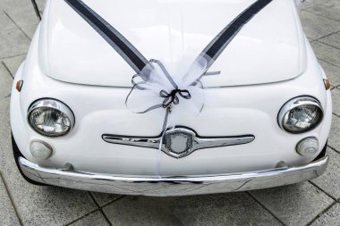 Düğün günü beyaz kurdeleli düğün arabası.. 