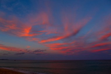 Sahilde güzel bir gün batımı 