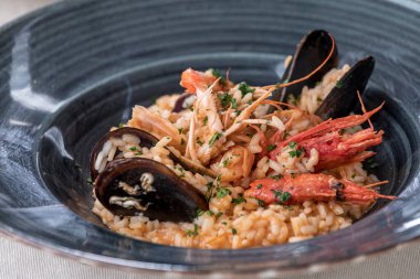 Beyaz arka planda deniz ürünleri tabağı. Kapat.. 