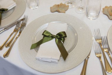 Bir restoranda tatil yemeği için sofra hazırlıyorum. 