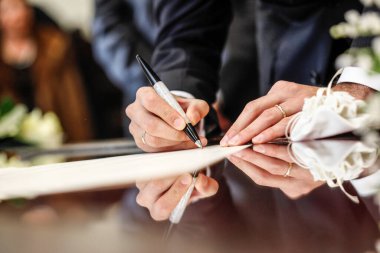 Evlilik sözleşmesi imzalarken yakın çekim.