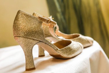 Gelin için güzel düğün ayakkabıları. 