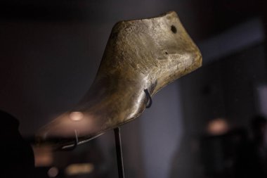 Ayakkabı yapmak için bir ayak heykelini kapatın. 