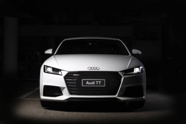 Karanlıkta beyaz Audi bu spor araba