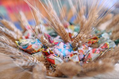 buğday kulakları ve şekerlerin yakın plan görüntüsü, seçici odaklanma