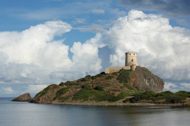 Deniz adasındaki kale kulesi