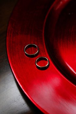 Alyanslar kırmızı tabakta