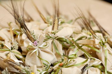 Çok güzel bir buket çiçeğe yakın. Çiçek buketi 