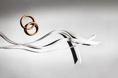 Beyaz arkaplanda kurdeleli gümüş yay 