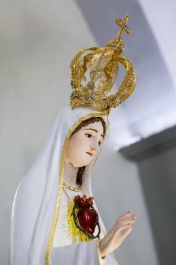 Kilisede Bakire Meryem 'e yaklaş.
