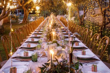 Düğün için dekore edilmiş güzel bir düğün masası. 