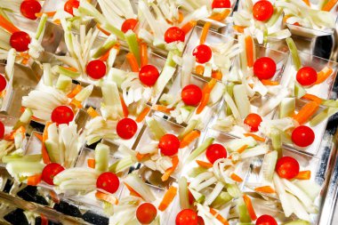 yemek servisi, yemek, kutlama ve düğün konsepti - büfede ya da parti etkinliğinde atıştırmalık ve sebzelerin kapanışı 