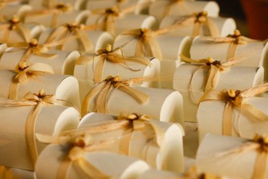 Kurdeleli beyaz hediye kutuları