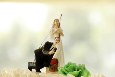 Düğün pastasında gelin ve damat figürleri