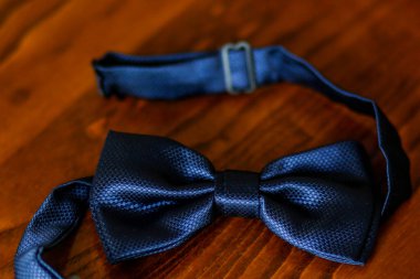 Ahşap bir yüzeye papyon takmış bir düğün kravatının yakın çekimi. 