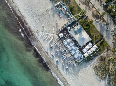 Akdeniz kıyısındaki kumsalın havadan görünüşü 