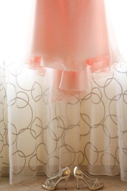 Masadaki askıya giyin. 