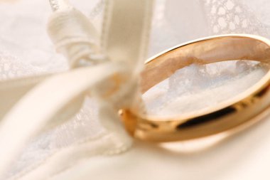 Beyaz ipek kumaşta alyanslar. 