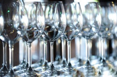 Restoranda boş şarap bardakları var. 