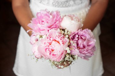 Gelinin elinde düğün buketi 