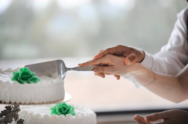 Çiçeklerle pasta süsleyen genç bir kadın. 