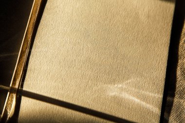 Zarif altın kumaş dokusunun yakın plan görüntüsü