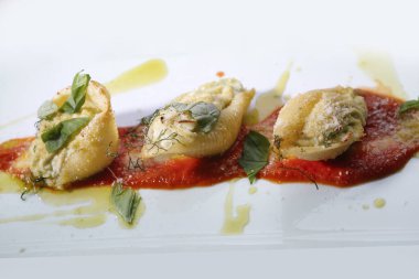 Etli, domatesli ve peynirli börek.. 