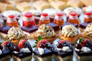 Kürsüde kremalı ve dutlu lezzetli kekler. 