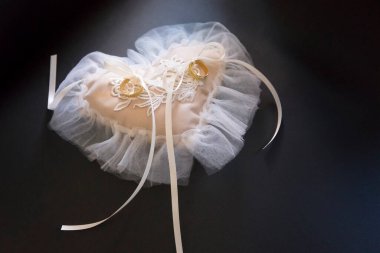 Siyah arkaplanda beyaz düğün süslemesi