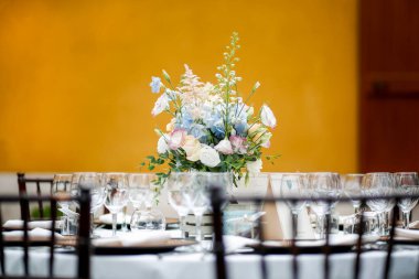 Restoranda çiçekli düğün masası. 