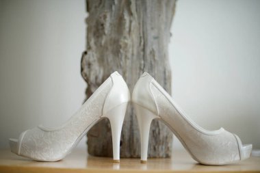 Yerde beyaz düğün ayakkabıları 