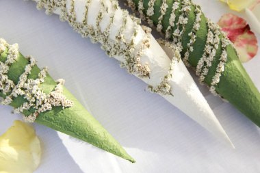 Zen bambu ve çiçekli spa konsepti 