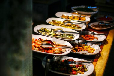 Otel odasındaki büfe masası, yiyecek ve içecekler. 