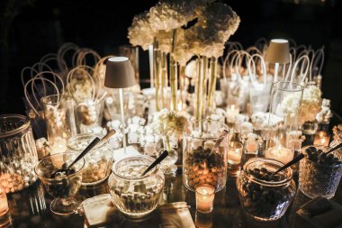 düğün dekoru, mumlar ve çiçekler. 