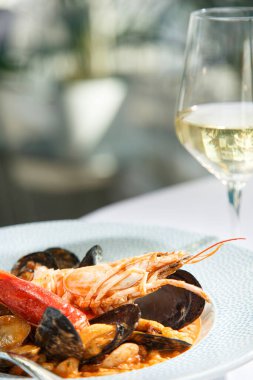 Karides, midye, karides ve midyeli deniz ürünleri salatası. 