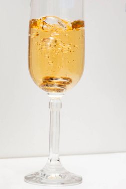 Hafif arka planda bir bardak şampanya. Kapat - kapat. 