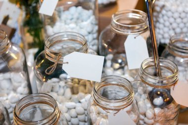 Bir sürü şeker ve şekerle dolu cam kavanoz 