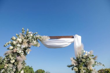 Dağlarda düğün kemeri. Düğün dekoru. düğün dekoru 