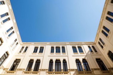 Barselona şehrinde güzel bir binanın cephesi 