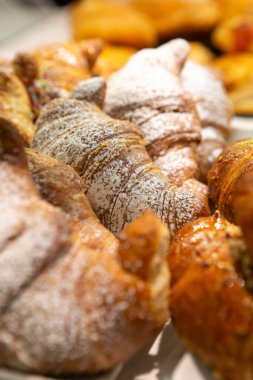 Masadaki lezzetli ve tatlı hamur işi 