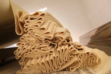 Mutfak masasındaki hamur yığınını kapat. 